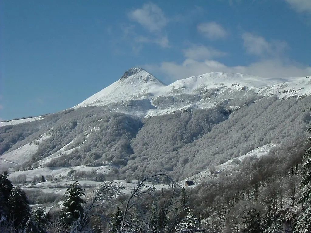 Gite Le Bonheur Est Dans Le Pre Loubaresse  0*, Loubaresse (Cantal)
